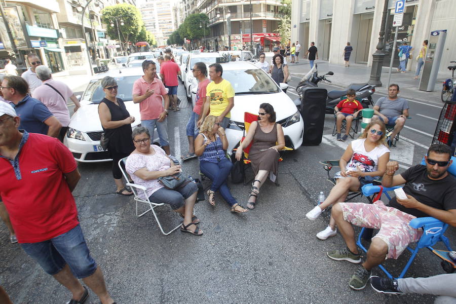 Así viven los taxistas la huelga en la calle Colón de Valencia