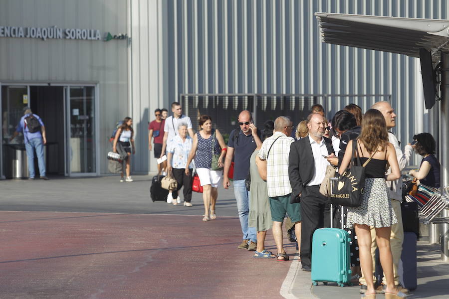 Ximo Puig pide que la huelga de los taxistas en la Comunitat Valenciana se desconvoque «lo más rápidamente posible»