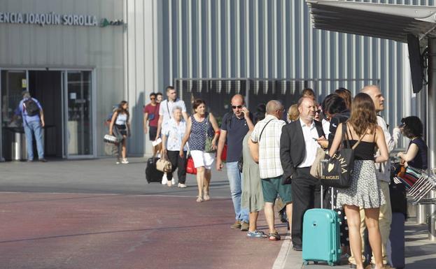 Ximo Puig pide que la huelga de los taxistas en la Comunitat Valenciana se desconvoque «lo más rápidamente posible»