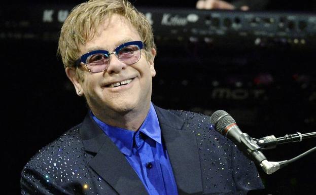 Las curiosas fotos de Elton John en la playa