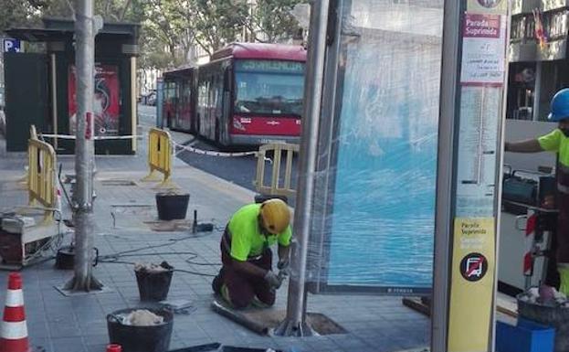 El Ayuntamiento instala nuevas marquesinas para los autobuses de la EMT