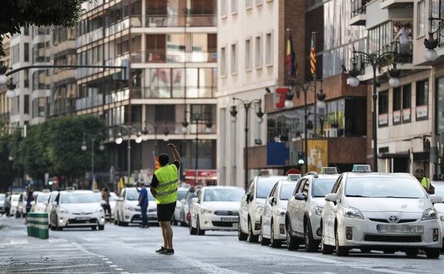 Los taxistas no reculan y mantendrán la huelga indefinida