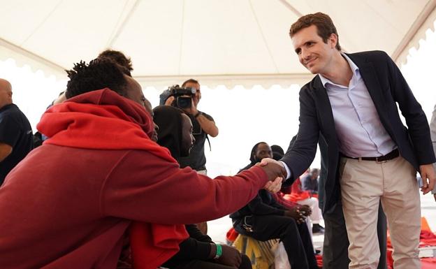 Casado se hace la foto con los inmigrantes en Algeciras y aboga por un «Plan Marshall» para África