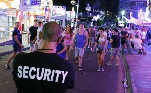 Cae al vacío mientras defecaba desde un balcón en Magaluf