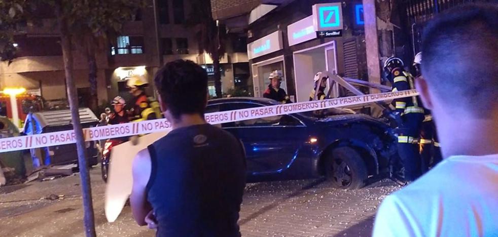 Cuatro niños y tres adultos heridos en un choque en un cruce de Valencia y con un coche empotrado en un portal