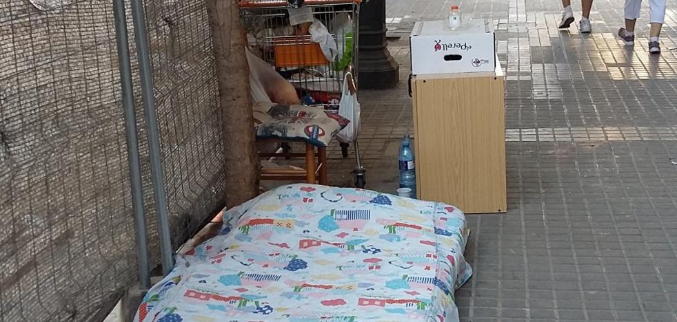 Velluters se llena de campamentos de indigentes en solares y jardines