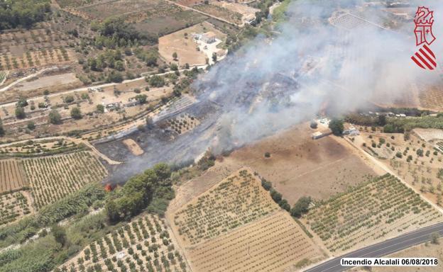 Arde una zona de vegetación cerca del río Gorgos en Alcalalí