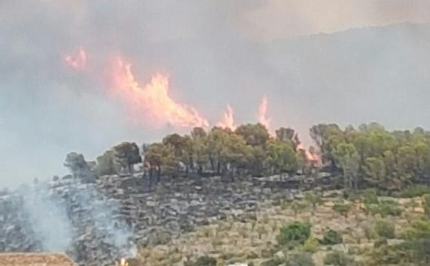 El incendio de Llutxent causa el desalojo de 120 personas