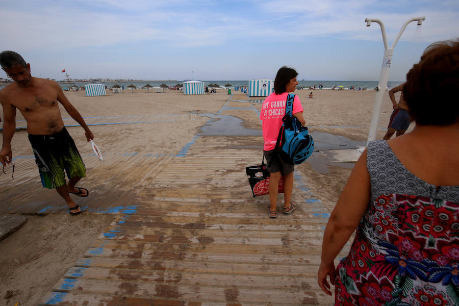 La playa de Pinedo, cerrada al baño