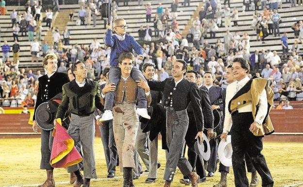 Procesan a tres tuiteros por amenazas de muerte a Adrián Hinojosa, el niño aficionado a los toros