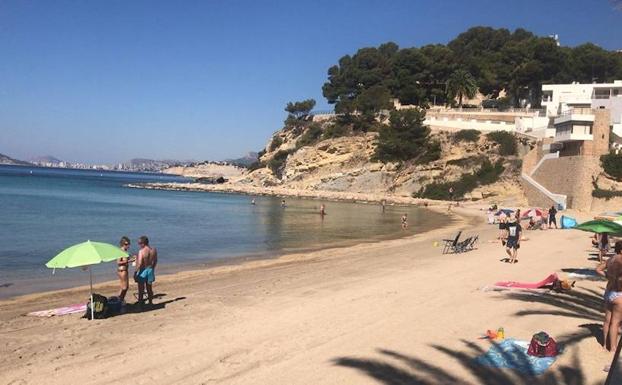 Cierran la playa del Portet de Moraira por agua no apta para el baño