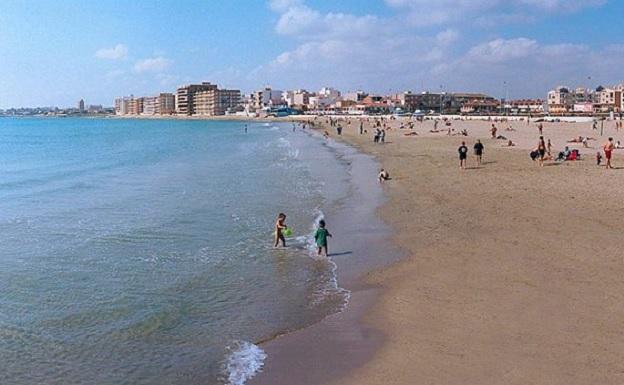 Reabierta una playa de Torrevieja tras la aparición de un vertido «marrón y pegajoso»