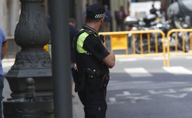 Detenido mientras andaba por San Marcelino con una sierra y el tubo de escape de un coche