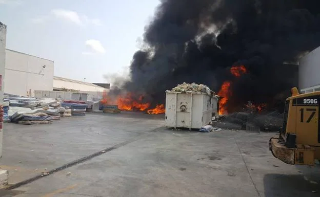 Arde una empresa de reciclaje en el polígono industrial de Alboraya
