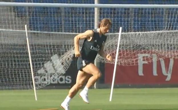 Modric vuelve a los entrenamientos con su futuro en el aire