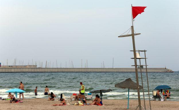 Reabierta la playa de Pinedo tras más de día y medio cerrada por vertidos de aguas residuales