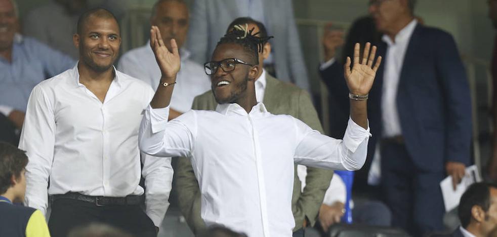 Batshuayi recibe el primer aplauso de su nueva afición