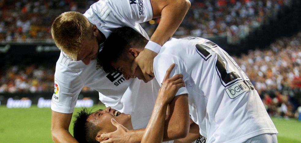 La plantilla, rendida a la ambición de Kangin Lee