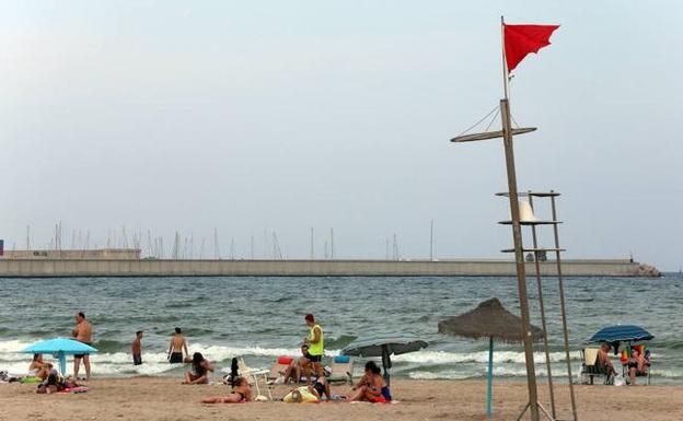 Los vertidos amenazan el baño en una decena de zonas de la Comunitat