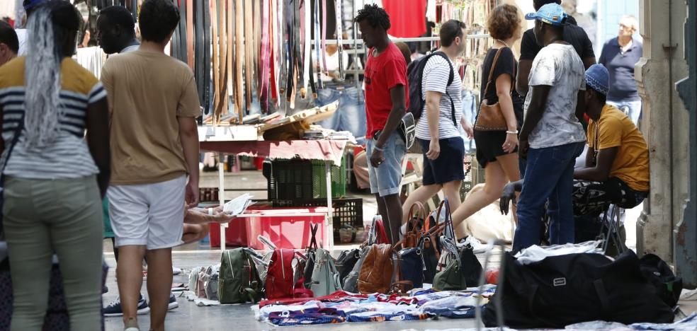 Cs y PP plantean multas a los clientes de manteros para frenar la venta ilegal en Valencia