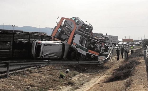 El vuelco de un tráiler portavehículos corta la autovía A-23