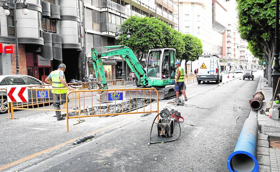 Obras en la calle Colón para reparar la red de riego tras la fuga de millones de litros
