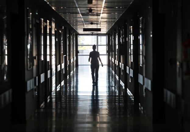 Falta de especialistas y largas esperas marcan el verano en hospitales y centros de salud