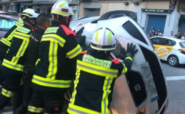 Un conductor ebrio vuelca con su coche en una calle de Valencia