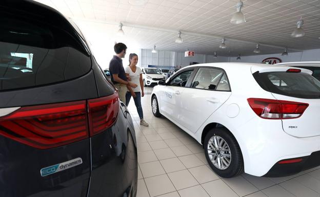 Ventas de coches diésel: cinco años de caídas hasta cifras de 1998