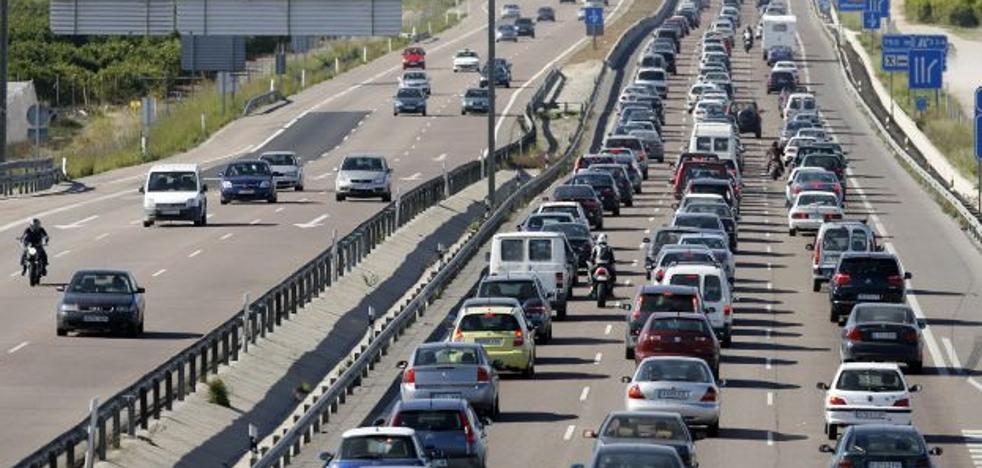 Colas en la A-3 en el regreso del puente tras un fin de semana con tres muertos