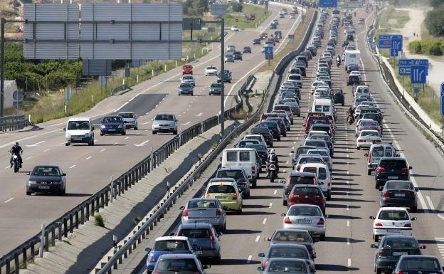 Colas en la A-3 en el regreso del puente tras un fin de semana con tres muertos