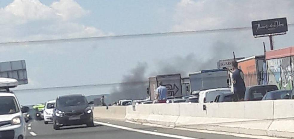 Dos vehículos incendiados colapsan la A-3 y la CV-36 en Valencia