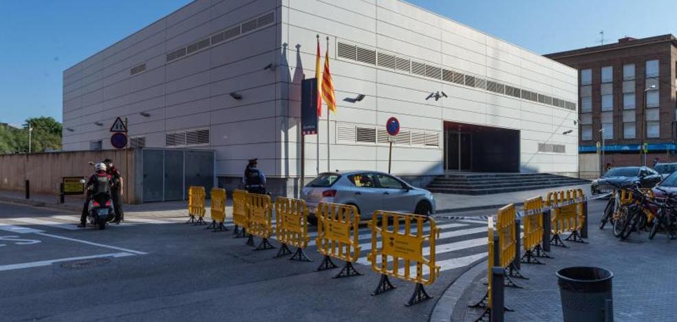 El ataque a una comisaría aviva el fantasma yihadista un año después del 17-A