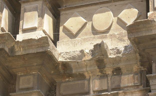 Se desprenden varias piedras de un campanario del barrio del Carmen de Valencia