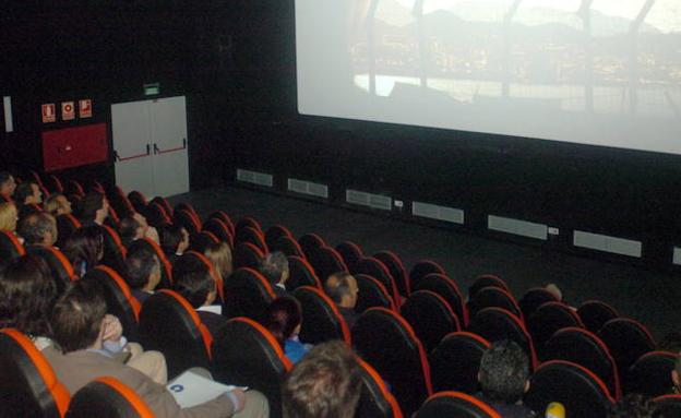 Guirao baraja revisar la bajada del IVA al cine si no repercute en el precio de las entradas