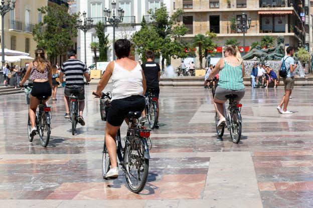 Vecinos y comerciantes piden que se prohíba la circulación de bicis en zonas peatonales