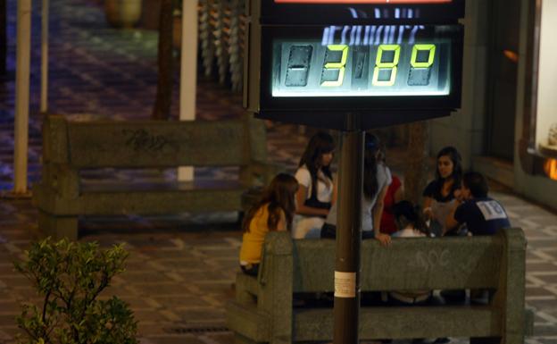 Las noches tropicales aumentarán cada año un 30 % y habrá más de 65 en Valencia