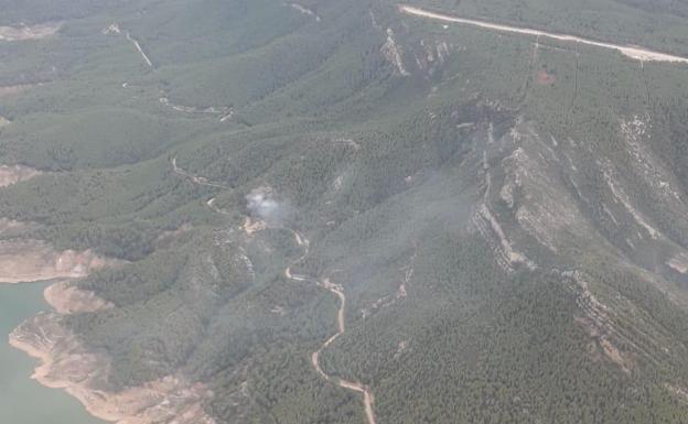 Controlado el fuego cerca del embalse de Benagéber