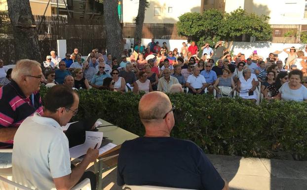 Vecinos de la playa de Tavernes protestan por el ruido que generan los festivales