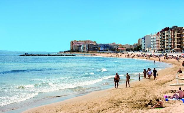 Dos trabajadores de la limpieza salvan la vida a una mujer que estaba flotando en la playa de Torrevieja