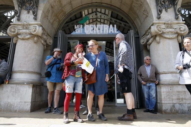 El turismo lleva el centro de Valencia al límite