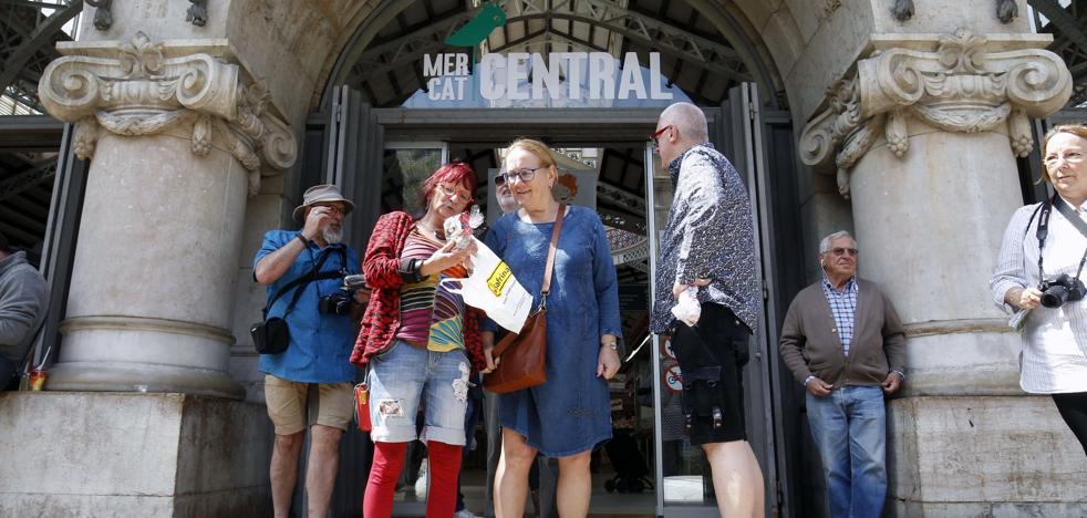 El turismo lleva el centro de Valencia al límite