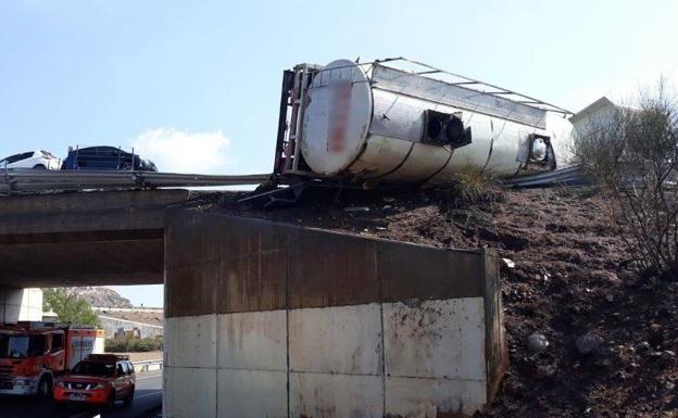 Un camión cargado con 25.000 litros de aceite de oliva vuelca en la A-23 en Sagunto