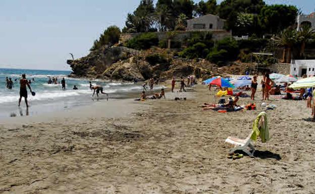 Un hombre fallece por un posible infarto en la playa de la Fustera de Benissa