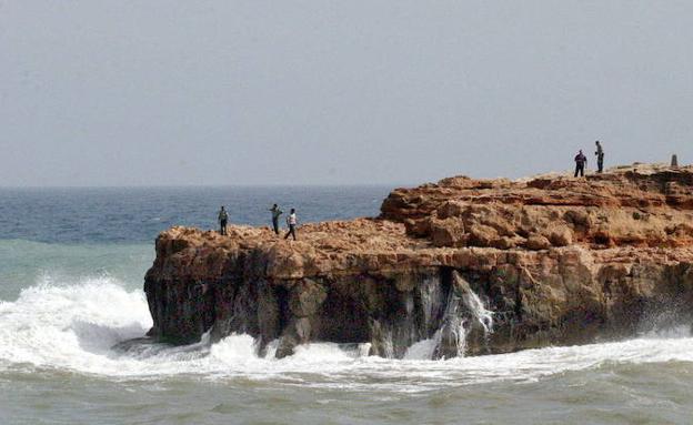 Rescatan a una mujer tras caer en un pequeño acantilado de una cala de Torrevieja