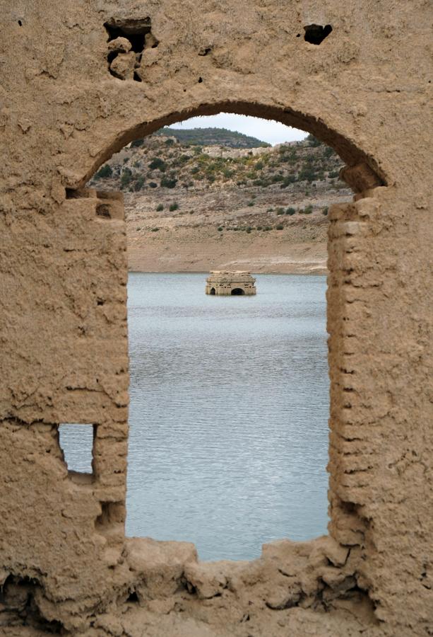La vieja iglesia de Tous emerge del pantano