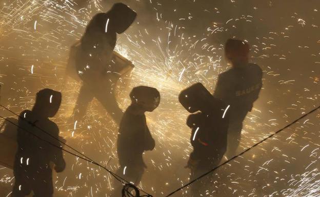 La cordà de Paterna abre fuego con el pasacalle de cohetes de lujo