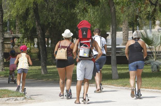 La invasión de patinetes y motos de alquiler en Valencia crece en medio del limbo legal