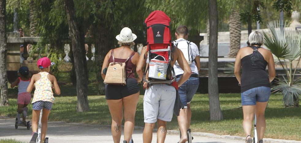 La invasión de patinetes y motos de alquiler en Valencia crece en medio del limbo legal