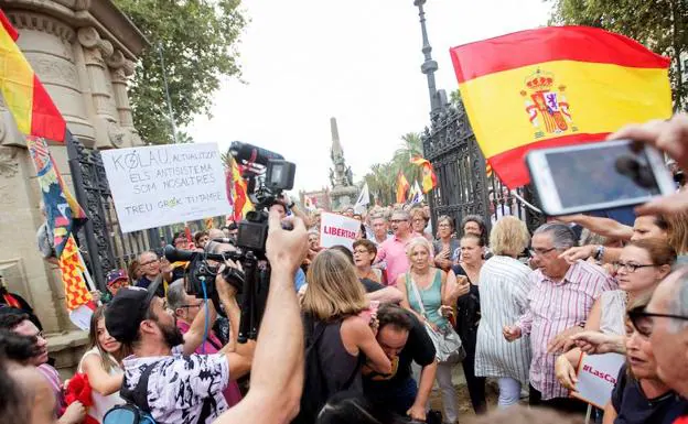 Agredido un cámara de televisión valenciano en Barcelona en una concentración por la retirada de lazos amarillos